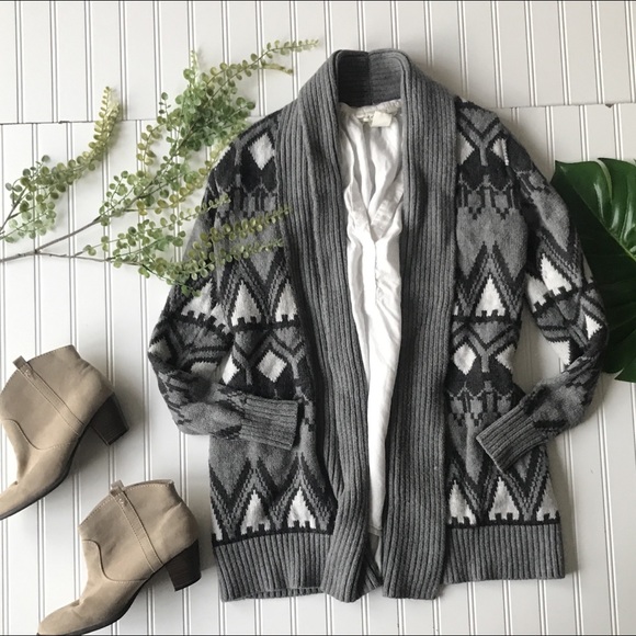 Old Navy Sweaters - Old navy cardigan thick cozy grey printed sweater